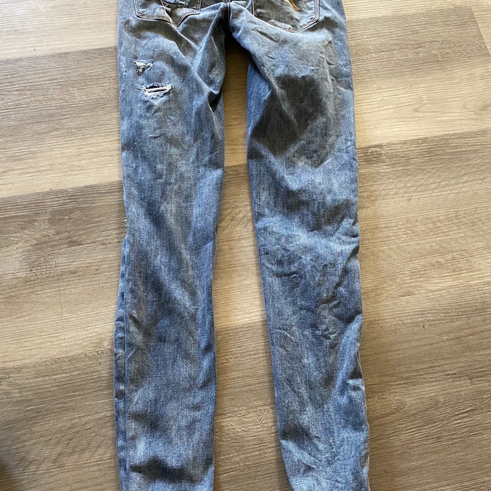 Distressed jeans never worn - Picture 2 of 3